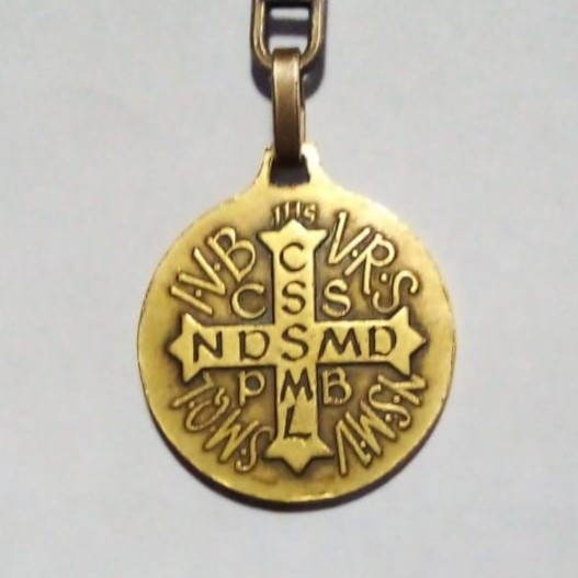 Frente de la Medalla de San Benito